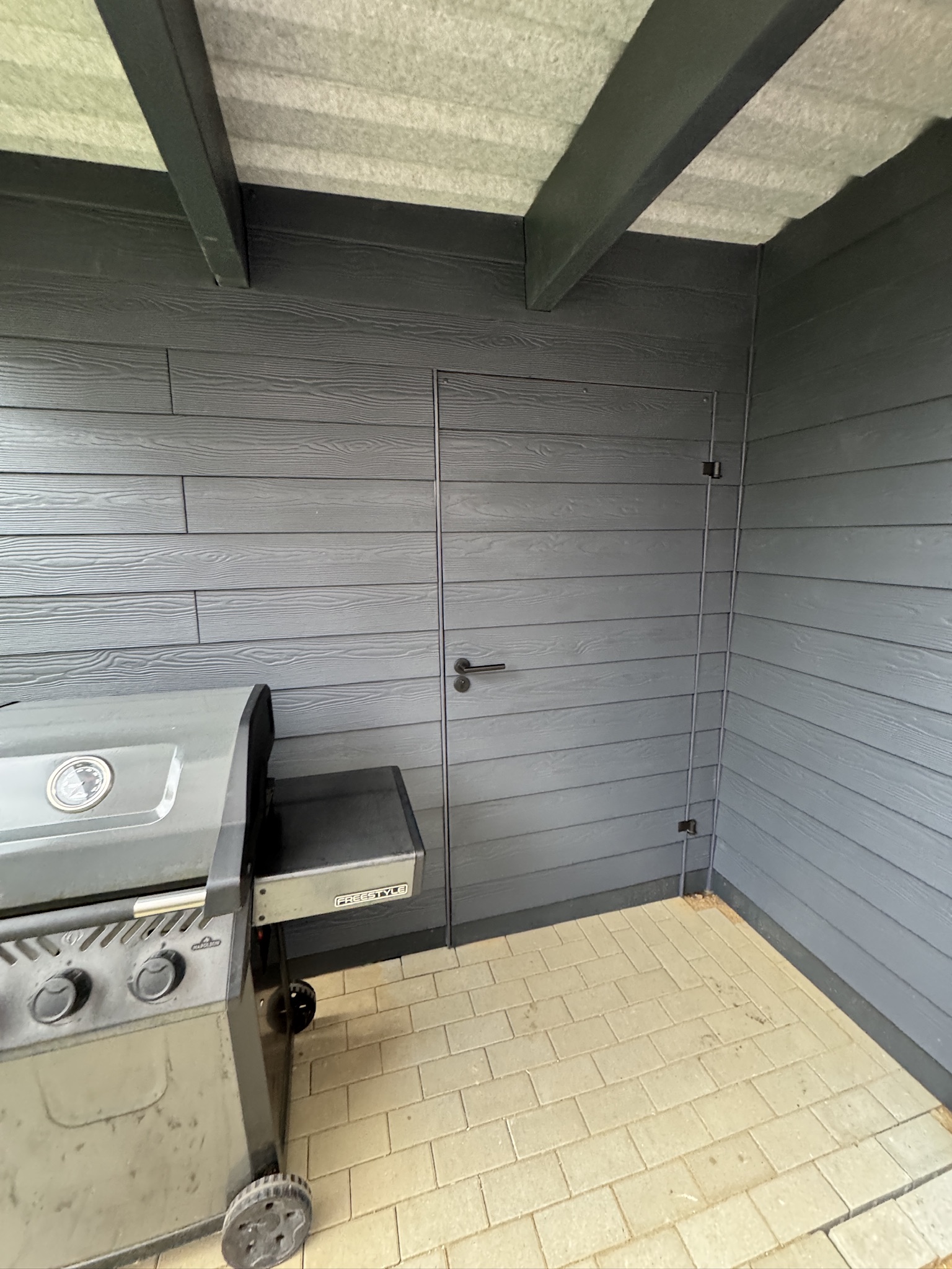 Schuppentür integriert in die Carportanlage