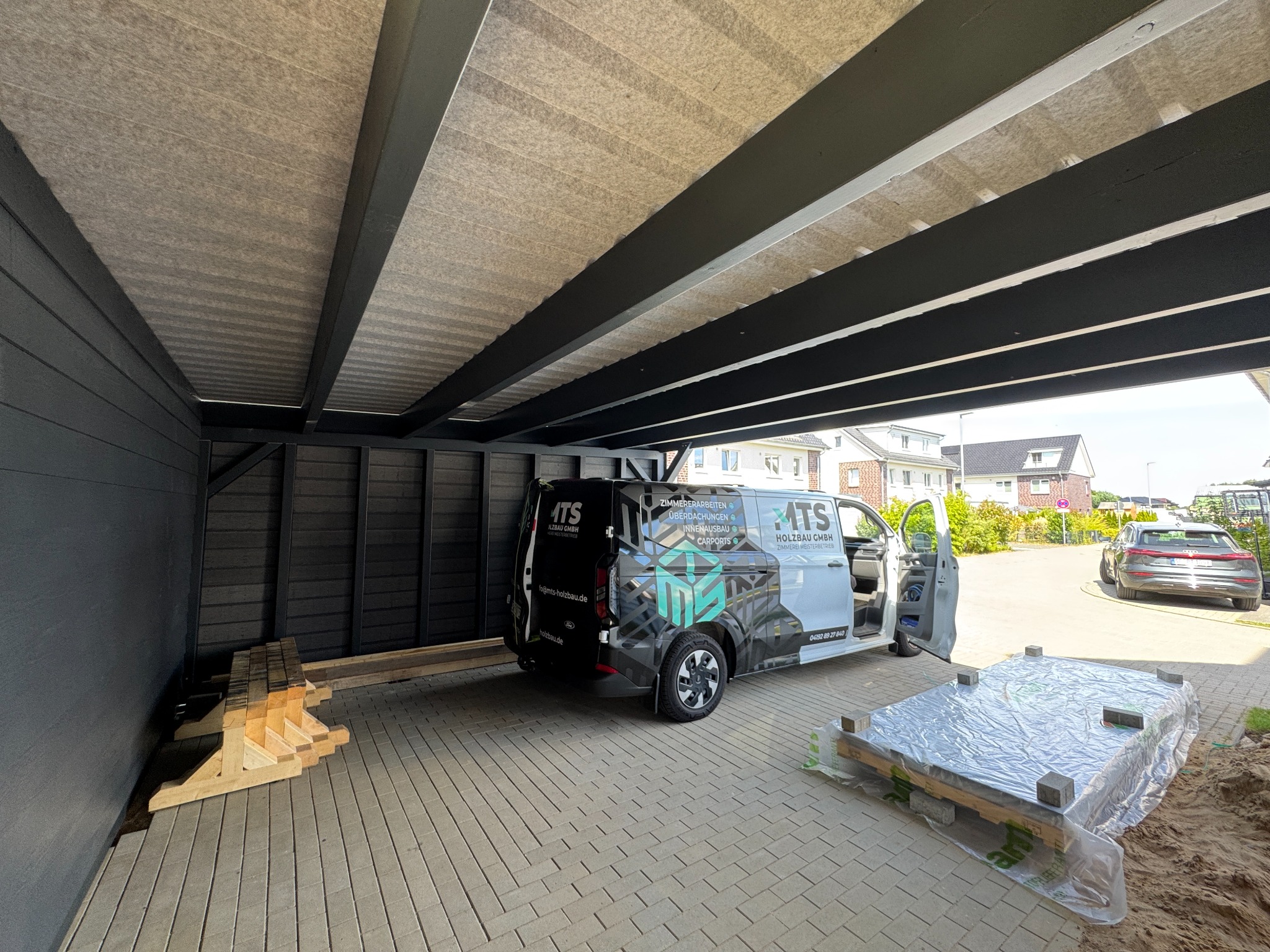 Fertige Carportanlage mit Geräteschuppen